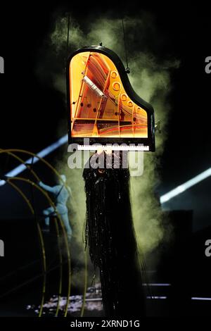 Le pianiste Alain Roche se produit lors de la cérémonie de clôture des Jeux Olympiques de Paris 2024 , au stade de France, à Paris. Date de la photo : dimanche 11 août 2024. Banque D'Images