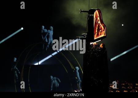 Le pianiste Alain Roche se produit lors de la cérémonie de clôture des Jeux Olympiques de Paris 2024 , au stade de France, à Paris. Date de la photo : dimanche 11 août 2024. Banque D'Images