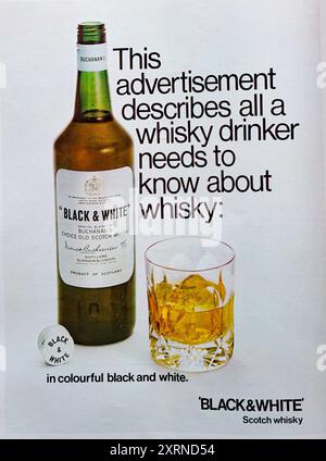 Une publicité vintage de 1970 pour Black & White Scotch Whisky. Banque D'Images