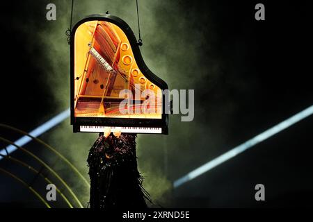 Le pianiste Alain Roche se produit lors de la cérémonie de clôture des Jeux Olympiques de Paris 2024 , au stade de France, à Paris. Date de la photo : dimanche 11 août 2024. Banque D'Images