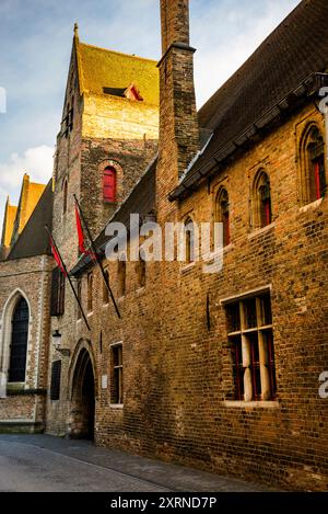 Architrave gothique entrée de l'hôpital John's de Bruges, Belgique. Banque D'Images