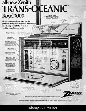 Une publicité vintage de 1970 mettant en vedette la radio Zenith TRANS-Oceanic Royal 7000, détaillant ses caractéristiques et caractéristiques uniques pour les auditeurs exigeants. Banque D'Images