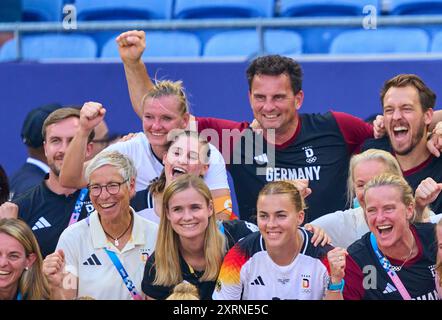 Lyon, France. 09 août 2024. Team GER Célébrez la victoire avec Alexandra Popp, DFB Frauen 11 Jule Brand, DFB Frauen 16 Laura Freigang, DFB Frauen 10 au match féminin pour la médaille de bronze olympique ALLEMAGNE - ESPAGNE 1-0 au stade de Lyon à Lyon le 9 août 2024 à Lyon, France. Saison 2024/2025 photographe : ddp images/STAR-images crédit : ddp Media GmbH/Alamy Live News Banque D'Images
