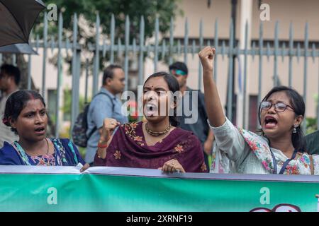 Dhaka, Bangladesh. 11 août 2024. Des femmes hindoues bangladaises scandent des slogans pendant la manifestation. le conseil de l'unité chrétienne bouddhiste hindoue a organisé une manifestation à Dhaka contre la récente violence religieuse contre la communauté hindoue au Bangladesh. Crédit : SOPA images Limited/Alamy Live News Banque D'Images