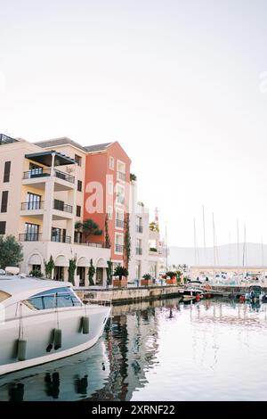 Yachts amarrés près de la jetée devant des villas de luxe sur le rivage Banque D'Images