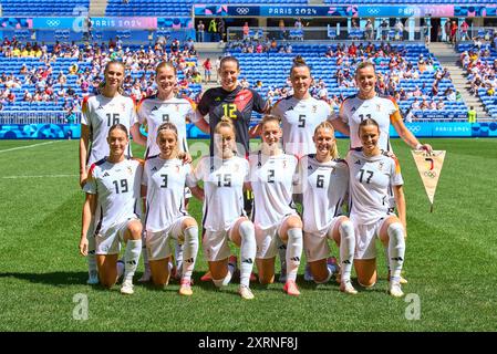 Présentation des équipes et hymne : Alexandra Popp, DFB Frauen 11 Ann-Katrin Berger, gardienne de but DFB Frauen 12 Marina HEGERING, DFB Frauen 5 Felicitas Rauch, DFB Frauen 19 Kathrin-Julia HENDRICH, DFB Frauen 3 Sarai Linder, DFB Frauen 2 Janina Minge, DFB Frauen 6 Sjoeke Nuesken, DFB Frauen 9 Jule Brand, DFB Frauen 16 Giulia Gwinn, DFB Frauen 15 Klara Buehl, DFB Frauen 17 au match féminin pour la médaille de bronze olympique ALLEMAGNE - ESPAGNE 1-0 au stade de Lyon à Lyon le 9 août 2024 à Lyon, France. Saison 2024/2025 photographe : ddp images/STAR-images Banque D'Images