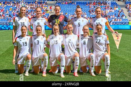 Présentation des équipes et hymne : Alexandra Popp, DFB Frauen 11 Ann-Katrin Berger, gardienne de but DFB Frauen 12 Marina HEGERING, DFB Frauen 5 Felicitas Rauch, DFB Frauen 19 Kathrin-Julia HENDRICH, DFB Frauen 3 Sarai Linder, DFB Frauen 2 Janina Minge, DFB Frauen 6 Sjoeke Nuesken, DFB Frauen 9 Jule Brand, DFB Frauen 16 Giulia Gwinn, DFB Frauen 15 Klara Buehl, DFB Frauen 17 au match féminin pour la médaille de bronze olympique ALLEMAGNE - ESPAGNE 1-0 au stade de Lyon à Lyon le 9 août 2024 à Lyon, France. Saison 2024/2025 photographe : ddp images/STAR-images Banque D'Images