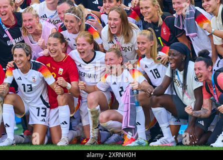 Team GER célèbre la victoire avec Kathrin-Julia HENDRICH, DFB Frauen 3 Sydney Lohmann, DFB Frauen 8 Merle Frohms, DFB Frauen 1 Lea Schüller, Schueller DFB Frauen 7 Sara Doorsoun, DFB Frauen 13 Felicitas Rauch, DFB Frauen 19 Sjoeke Nüsken, DFB Frauen 9 Sarai Linder, DFB Frauen 2 Vivien Endemann, DFB Frauen 18 Nicole Anyomi, DFB Frauen 21 au match féminin pour la médaille de bronze olympique ALLEMAGNE - ESPAGNE 1-0 au stade de Lyon à Lyon le 9 août 2024 à Lyon, France. Photographe de la saison 2024/2025 : Peter Schatz Banque D'Images