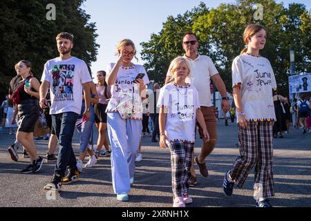 Une famille assiste au concert portant des t-shirts assortis. Entre le 1er et le 3 août 2024, Taylor Swift apporte son Eras Tour au PGE Narodowy à Varsovie, en Pologne, où elle se produit devant un public à guichets fermés de 65 000 personnes par nuit. Avant le spectacle, ses fans - affectueusement nommés Swifties - ont ressenti l'excitation alors qu'ils se rassemblaient à l'extérieur du stade pour acheter des marchandises, poser pour des photos et échanger les bracelets d'amitié faits maison qui sont devenus une caractéristique clé de cette tournée. Banque D'Images