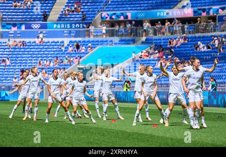 Sarai Linder, DFB Frauen 2 Bibiane Schulze Solano, DFB Frauen 4 Elisa Senss, DFB Frauen 14 Jule Brand, DFB Frauen 16 Sjoeke Nüsken, DFB Frauen 9 Giulia Gwinn, DFB Frauen 15 Janina Minge, DFB Frauen 6 Klara Bühl, DFB Frauen 17 Kathrin-Julia HENDRICH, DFB Frauen 3 Lea Schüller, Schueller DFB Frauen 7 Kathrin-Julia HENDRICH, DFB Frauen 3 Marina HEGERING, DFB Frauen 5 à l'échauffement du match féminin pour la médaille de bronze olympique ALLEMAGNE - ESPAGNE 1-0 au stade de Lyon à Lyon le 9 août 2024 à Lyon, France. Photographe de la saison 2024/2025 : Peter Schatz Banque D'Images