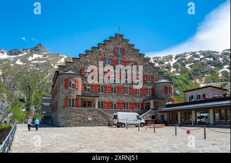 Grimselpass, Suisse - 5 juillet 2024 : L'hôtel Grimsel Hospiz est un hôtel de montagne historique situé dans les Alpes suisses Banque D'Images