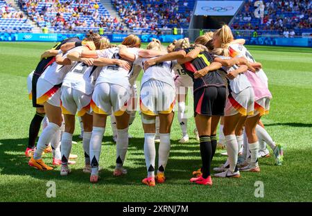 Cercle d'équipe avec Alexandra Popp, DFB Frauen 11 Ann-Katrin Berger, gardienne DFB Frauen 12 Marina HEGERING, DFB Frauen 5 Felicitas Rauch, DFB Frauen 19 Kathrin-Julia HENDRICH, DFB Frauen 3 Sarai Linder, DFB Frauen 2 Janina Minge, DFB Frauen 6 Sjoeke Nüsken, DFB Frauen 9 Jule Brand, DFB Frauen 16 Giulia Gwinn, DFB Frauen 15 Klara Bühl, DFB Frauen 17 au match féminin pour la médaille de bronze olympique ALLEMAGNE - ESPAGNE 1-0 au stade de Lyon à Lyon le 9 août 2024 à Lyon, France. Photographe de la saison 2024/2025 : Peter Schatz Banque D'Images