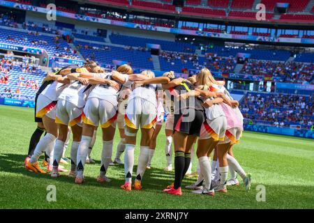 Cercle d'équipe avec Alexandra Popp, DFB Frauen 11 Ann-Katrin Berger, gardienne DFB Frauen 12 Marina HEGERING, DFB Frauen 5 Felicitas Rauch, DFB Frauen 19 Kathrin-Julia HENDRICH, DFB Frauen 3 Sarai Linder, DFB Frauen 2 Janina Minge, DFB Frauen 6 Sjoeke Nüsken, DFB Frauen 9 Jule Brand, DFB Frauen 16 Giulia Gwinn, DFB Frauen 15 Klara Bühl, DFB Frauen 17 au match féminin pour la médaille de bronze olympique ALLEMAGNE - ESPAGNE 1-0 au stade de Lyon à Lyon le 9 août 2024 à Lyon, France. Photographe de la saison 2024/2025 : Peter Schatz Banque D'Images