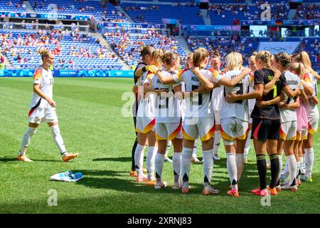 Cercle d'équipe avec Alexandra Popp, DFB Frauen 11 Ann-Katrin Berger, gardienne DFB Frauen 12 Marina HEGERING, DFB Frauen 5 Felicitas Rauch, DFB Frauen 19 Kathrin-Julia HENDRICH, DFB Frauen 3 Sarai Linder, DFB Frauen 2 Janina Minge, DFB Frauen 6 Sjoeke Nüsken, DFB Frauen 9 Jule Brand, DFB Frauen 16 Giulia Gwinn, DFB Frauen 15 Klara Bühl, DFB Frauen 17 au match féminin pour la médaille de bronze olympique ALLEMAGNE - ESPAGNE 1-0 au stade de Lyon à Lyon le 9 août 2024 à Lyon, France. Photographe de la saison 2024/2025 : Peter Schatz Banque D'Images