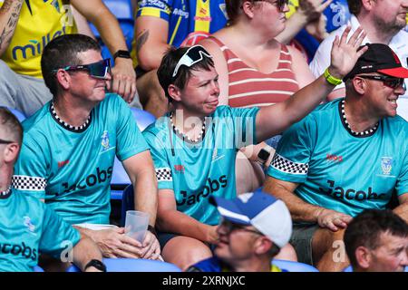 Wimbledon, Royaume-Uni. 11 août 2024. Les fans de Warrington Wolves réagissent lors du match de la Betfred Super League Round 21 des Broncos de Londres contre Warrington Wolves à Plough Lane, Wimbledon, Royaume-Uni, le 11 août 2024 (photo par Izzy Poles/News images) à Wimbledon, Royaume-Uni le 8/11/2024. (Photo par Izzy Poles/News images/SIPA USA) crédit : SIPA USA/Alamy Live News Banque D'Images