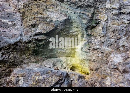 Cristaux de soufre (S) en forme d'aiguille naturelle formés dans l'ouverture d'une fumerole, ou évent de vapeur, dans une zone volcanique active. Guatemala. Banque D'Images