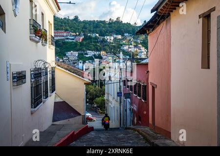 Bâtiments résidentiels peints colorés le long d'une allée étroite. Quetzaltenango, Guatemala. Banque D'Images