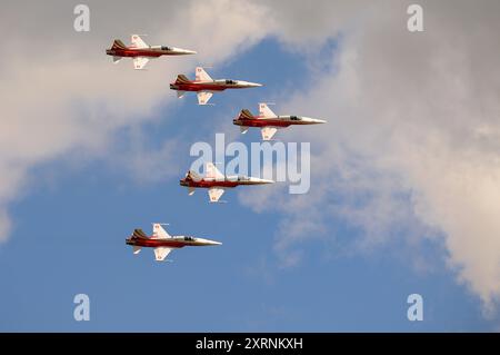 L'équipe de patrouille Suisse Display de Suède avec leur Northrop F-5E Tigers volant au Royal International Air Tattoo 2024 Banque D'Images