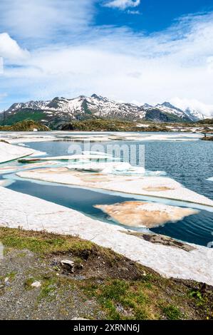 Totensee, Grimselpass est un magnifique lac glaciaire situé à une altitude de 2 354 mètres dans les Alpes suisses. Début de l'été. Banque D'Images
