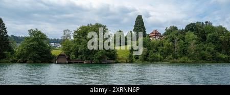 Halbinsel au est une péninsule pittoresque située sur les rives du lac de Zurich en Suisse. Banque D'Images