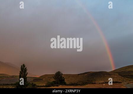 Lever de soleil tôt le matin sur le parc national Torres Del Paine en Patagonie, Chili, mettant en valeur des couleurs spectaculaires et un arc-en-ciel. Banque D'Images