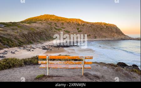 Banc au belvédère de Petrel Cove avec Rosetta Head ou The Bluff sur la péninsule de Fleurieu en Australie méridionale au coucher du soleil Banque D'Images