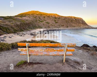 Banc au belvédère de Petrel Cove avec Rosetta Head ou The Bluff sur la péninsule de Fleurieu en Australie méridionale au coucher du soleil Banque D'Images