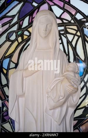La statue de la Vierge Marie dans la chapelle votive près des ruines de l'ancienne église Saint-Jacques à Medjugorje, BiH. Banque D'Images