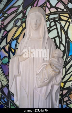 La statue de la Vierge Marie dans la chapelle votive près des ruines de l'ancienne église Saint-Jacques à Medjugorje, BiH. Banque D'Images