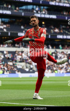 Londres, Royaume-Uni. 10 août 2024. Le gardien de but du Bayern Munich, Sven Ulreich, s'échauffe pendant le match amical de pré-saison Tottenham Hotspur FC contre FC Bayern Munchen au Tottenham Hotspur Stadium, Londres, Angleterre, Royaume-Uni le 10 août 2024 crédit : Every second Media/Alamy Live News Banque D'Images