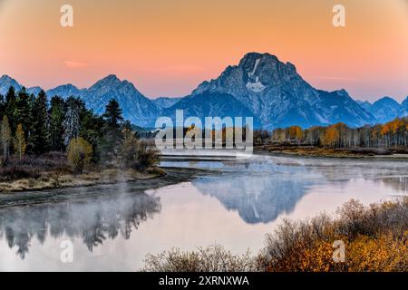 Le mont Moran se reflétait dans les eaux calmes de la courbe d'Oxbow sur la rivière Snake à Jackson Hole Banque D'Images