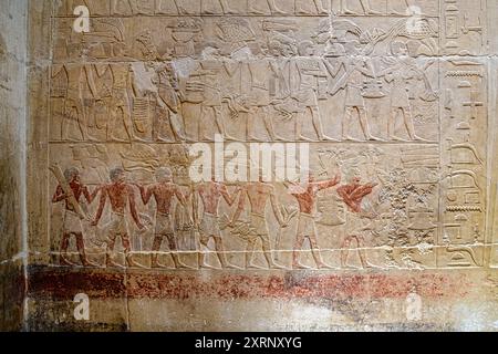 Bas relief de la salle V dans le tombeau de Kagemni montrant une procession de porteurs avec des paniers chargés d'offrandes de pain, d'oiseaux, de fruits et de légumes Banque D'Images