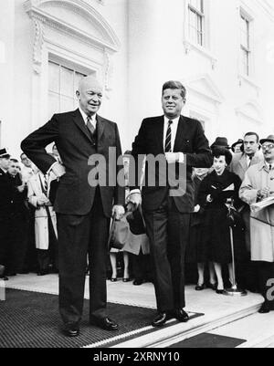 Le président américain Dwight Eisenhower et le président élu américain John Kennedy se présentent devant les journalistes avant de se réunir à Oval Office, North Portico, Maison Blanche, Washington, D.C. USA, Abbie Rowe, photographies de la Maison Blanche, 6 décembre 1960 Banque D'Images