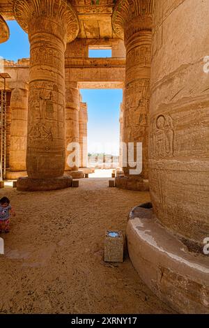 Colonnes peintes à Ramesseum, temple mortuaire de Ramsès II Banque D'Images