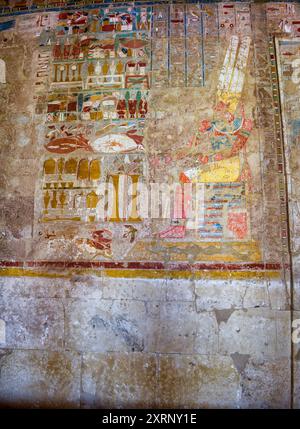 Amon divinité patronne de Thèbes, assise devant une table d'offrandes dans la chapelle d'Anubis au temple mortuaire d'Hatshepsout Banque D'Images
