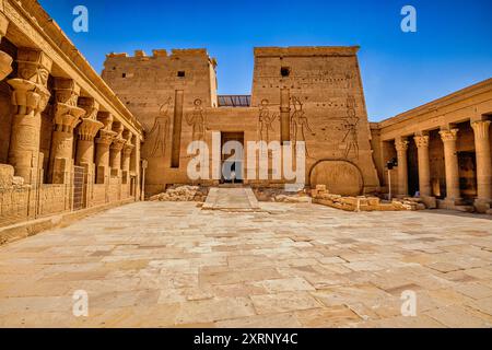 La Grande Cour du Temple d'Isis dans le complexe du temple Philae sur l'île d'Agilkia Banque D'Images