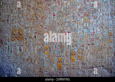 Hiéroglyphes sur le mur de KV8, le tombeau de Merneptah dans la vallée des rois, montrant la cartouche de Merneptah Banque D'Images