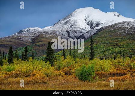 Montagne de tir couverte de neige à l'automne Banque D'Images