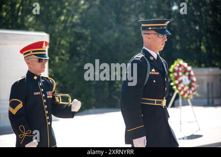 Bugler après avoir joué Taps au Tomb of the Unknown Solider au cimetière d'Arlington Banque D'Images