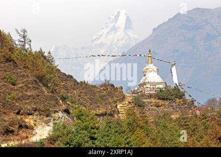 Stupa et Ama Dablam près de Namche Bazaar sur le sentier Everest base Camp Banque D'Images