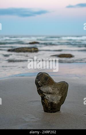 Roche en forme de cœur sur la plage Banque D'Images