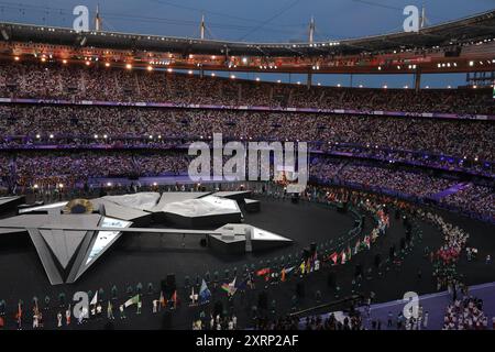 11 août 2024, Paris, Ile-de-France, France : les porteurs de drapeaux défilent dans le stade lors de la cérémonie de clôture des Jeux Olympiques de Paris 2024 au stade de France à Saint-Denis, France (crédit image : © Mickael Chavet/ZUMA Press Wire) USAGE ÉDITORIAL SEULEMENT! Non destiné à UN USAGE commercial ! Banque D'Images