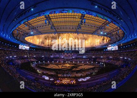 Paris, France. 11 août 2024. Vue générale des feux d'artifice allumés lors de la cérémonie de clôture des Jeux Olympiques de Paris 2024 au stade de France le 12 août 2024 à Paris, France. (Photo de René Nijhuis/Agence BSR) crédit : Agence BSR/Alamy Live News Banque D'Images