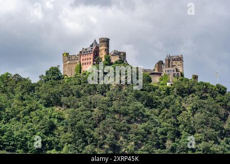 Vallée du Rhin moyen, Allemagne – 11 juin 2024 : le château de Schoenburg sur une colline au-dessus de la ville d'Oberwesel haute vallée du Rhin moyen le long de la RH Banque D'Images