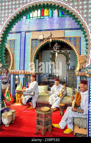 Musiciens traditionnels jouant dans Marhaba Palace Restaurant, Rue de la Kasbah, Medina, Tanger, Maroc, Région Tangier-Tétouan Banque D'Images