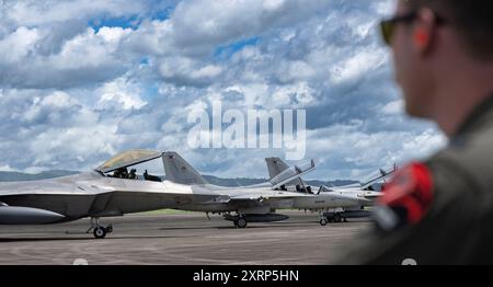 Les Raptors F-22 de l'US Air Force du taxi du 27th Expeditionary Fighter Squadron à côté des chasseurs légers FA-50PH de l'Air Force philippine lors d'opérations dynamiques d'emploi de force à la base aérienne de Basa, Philippines, le 8 août 2024. Dynamic Force Employment est essentiel pour améliorer la coopération et les capacités d'interopérabilité des forces aériennes des États-Unis et des Philippines dans un Indo-Pacifique libre et ouvert. (Photo de l'US Air Force par le sergent d'état-major Edward Coddington) Banque D'Images