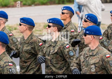 Varsovie, Pologne. 11 août 2024. Les soldats de la Cyber Defense Force marchent lors d'une répétition pour la Journée nationale de l'Armée, célébrée chaque année le 15 août. Le ministre de la Défense nationale de la République de Pologne Wladyslaw Kosiniak-Kamysz a tenu une conférence de presse après la répétition du défilé militaire à venir, auquel participeront plus de 2 500 soldats de toutes les branches des forces armées polonaises. Crédit : SOPA images Limited/Alamy Live News Banque D'Images