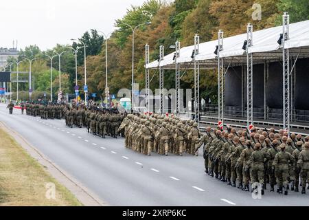 Varsovie, Pologne. 11 août 2024. Les soldats de l'armée polonaise marchent lors d'une répétition avant la Journée nationale de l'armée, célébrée chaque année le 15 août. Le ministre de la Défense nationale de la République de Pologne Wladyslaw Kosiniak-Kamysz a tenu une conférence de presse après la répétition du défilé militaire à venir, auquel participeront plus de 2 500 soldats de toutes les branches des forces armées polonaises. Crédit : SOPA images Limited/Alamy Live News Banque D'Images