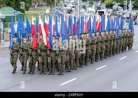 Des soldats polonais portant les drapeaux polonais, de l'OTAN et de l'Union européenne défilent lors d'une répétition de la Journée nationale de l'armée, célébrée chaque année le 15 août. Le ministre de la Défense nationale de la République de Pologne Wladyslaw Kosiniak-Kamysz a tenu une conférence de presse après la répétition du défilé militaire à venir, auquel participeront plus de 2 500 soldats de toutes les branches des forces armées polonaises. L’événement réunira 86 adjudants et près de 100 soldats des forces alliées, dont des représentants des États-Unis, de la Grande-Bretagne et de la Roumanie, ainsi que des délégations de l’Euro Banque D'Images