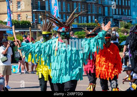 Broadstairs, Royaume-Uni. 11 août 2024. Motley Morris se produit à Broadstairs. Broadstairs Folk week est un festival organisé de manière indépendante. Il a commencé en 1965 pour célébrer la danse folklorique anglaise. Au fil des ans, concerts, ateliers et défilés se sont ajoutés au programme. Crédit : SOPA images Limited/Alamy Live News Banque D'Images